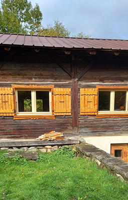 Menuiserie fabrication de portes en bois sur mesure Cordon Sallanches